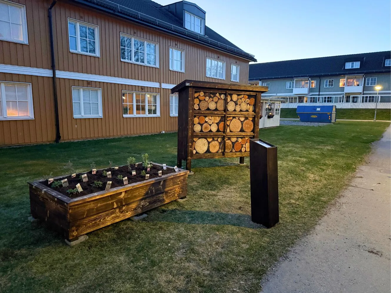 Bostadsgård med grönska och biodiversitetsåtgärder